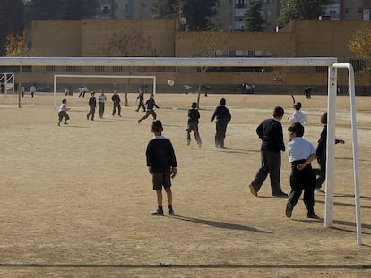 Ni&ntilde;os jugando al f&uacute;tbol en el patio del colegio concertado de educaci&oacute;n segregada Altair de Sevilla, donde solo estudian varones.