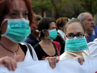 Personal del Carlos III es manifesta fora de l'hospital.