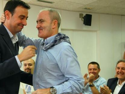 Torres, candidato al PSE de Bizkaia, saluda al alcalde de Barakaldo.