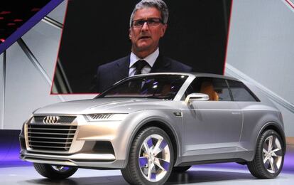 Presentación del prototipo del Audi Crosslane Coupe. En la pantalla, el presidente de Audi, Rupert Stadler.