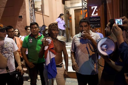 Indígenas del pueblo ayoreo durante una protesta por la adjudicación de tierras, en Asunción, el 25 de febrero de 2015. 