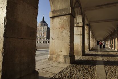 El palacio de Aranjuez visto desde los pórticos de la calle de la Florida.