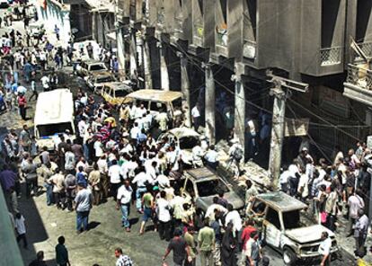 La calle al-Rashed después de la explosión del martes por la mañana. El fuego prendió un edificio y calcinó siete coches.