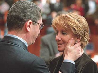 El alcalde de Madrid, Alberto Ruiz-Gallardón, felicita a Esperanza Aguirre tras la sesión de investidura.
