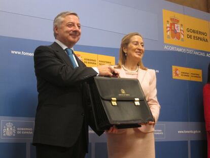 La ministra de Fomento, Ana Pastor, recoge la cartera de su antecesor, José Blanco.