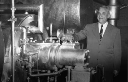 Willis Carrier junto a uma de suas máquinas.