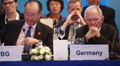 Jim Yong Kim, presidente del Banco Mundial, con Wolfgang Schäuble