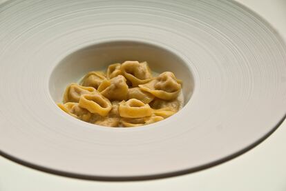 La joya de la corona de la cocina local es una pasta rellena de carne picada de cerdo, que se cierra uno a uno alrededor del dedo meñique (por eso resultan tan pequeños). Suelen comerse en el caldo de carne en que se cuecen. Bottura les sirve en una crema muy blanda y líquida de parmesano. Mucho más ligero. Sin renunciar al gusto.