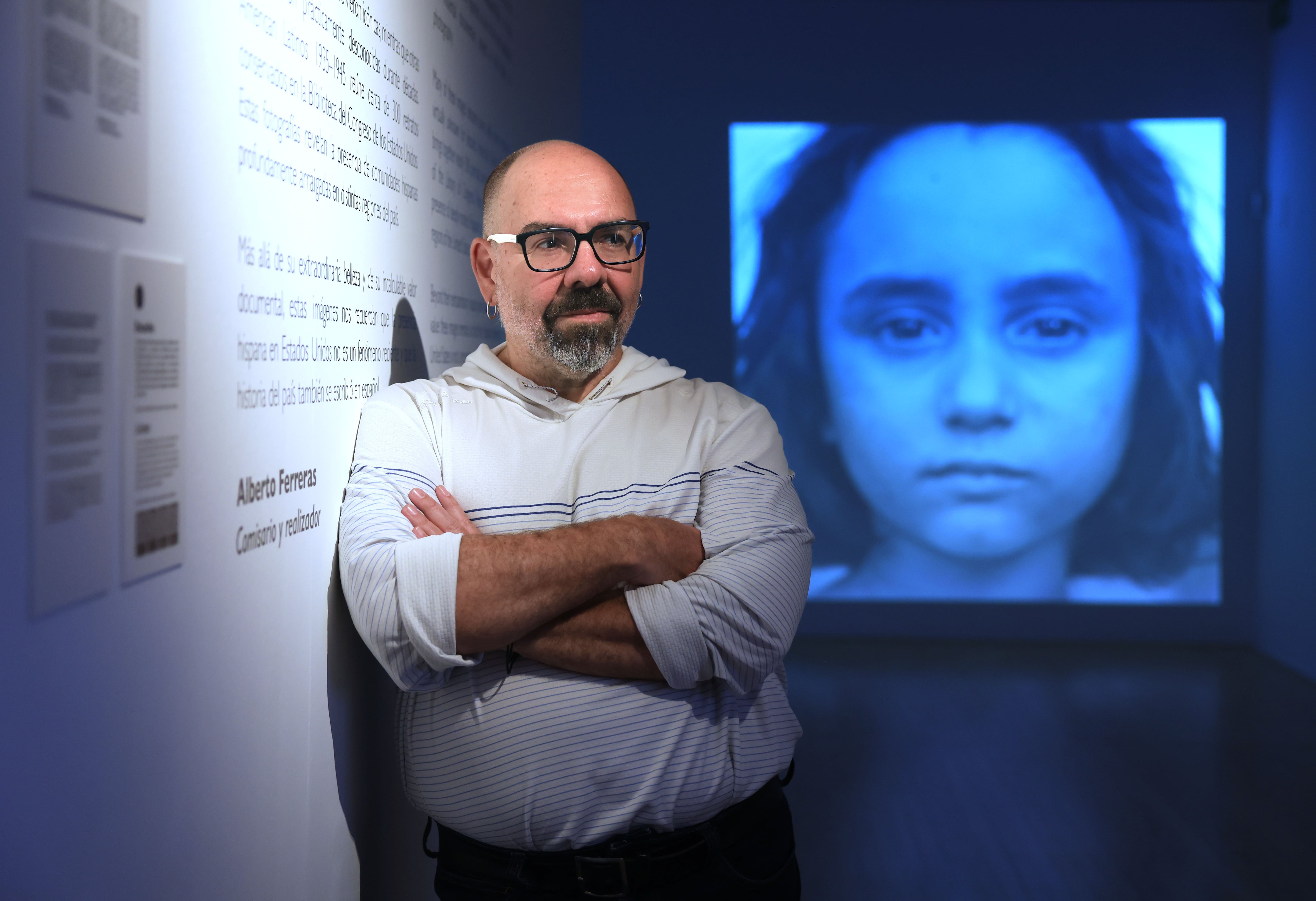 Alberto Ferreras en su exposición 'American Latinos 1935-1945', en la Casa de América en Madrid.