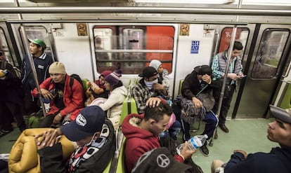 Hondureños de la caravana de migrantes, en el metro en Ciudad de México este viernes.