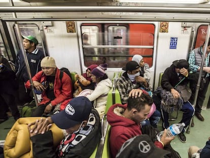 Hondureños de la caravana de migrantes, en el metro en Ciudad de México este viernes.