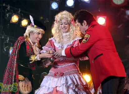 Bereniç Serrano y Laura Fernández, en el momento de recibir el segundo premio en el mundial de 'Cosplay'.