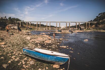 Sequía en Galicia: el río Miño, a su paso por la localidad de Portomarín (Lugo), el pasado mes de agosto.