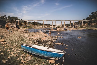 Sequía en Galicia: el río Miño, a su paso por la localidad de Portomarín (Lugo), el pasado mes de agosto.