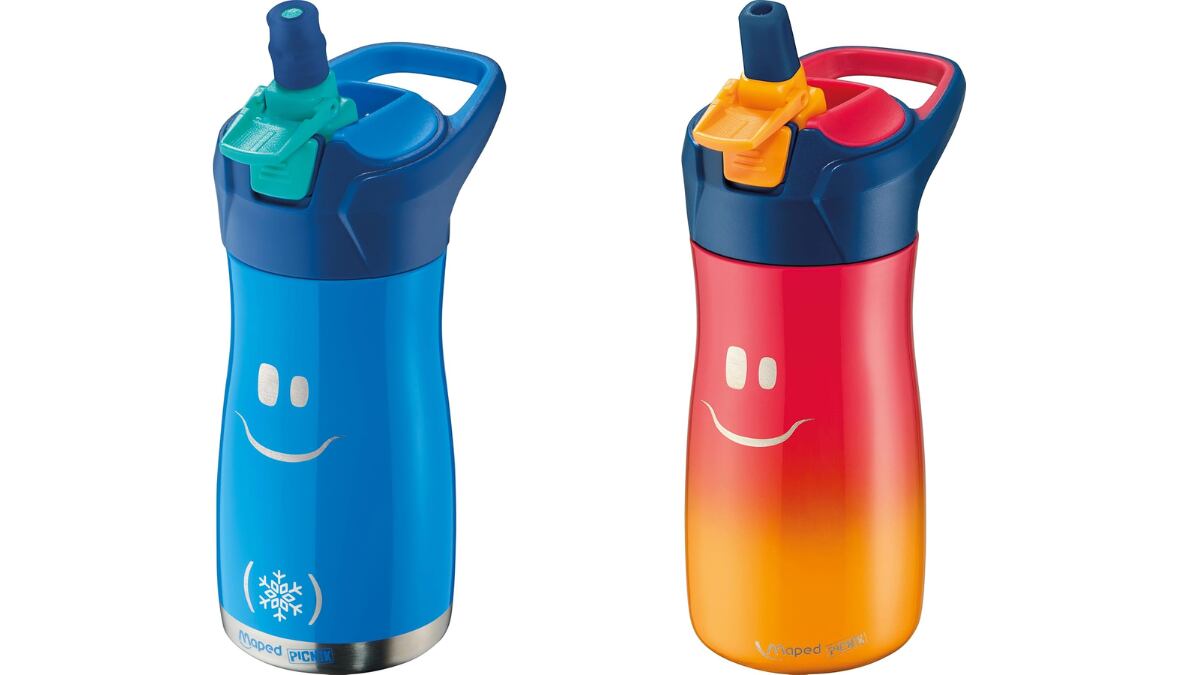 Botella de acero para niños con tapa abatible.