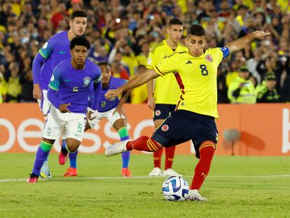 Gustavo Puerta, de Colombia, cobra un penal ante Brasil, en el estadio El Campín en Bogotá.