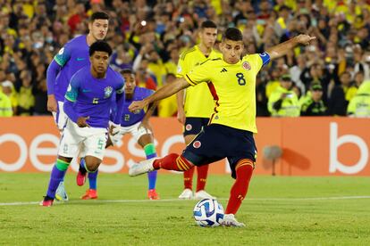 Gustavo Puerta, de Colombia, cobra un penal ante Brasil, en el estadio El Campín en Bogotá.