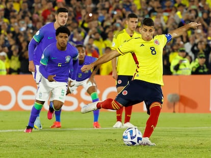 Gustavo Puerta, de Colombia, cobra un penal ante Brasil, en el estadio El Campín en Bogotá.