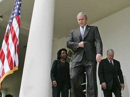 George Bush (centro), Condoleezza Rice y el secretario de Defensa, Robert Gates, en la Casa Blanca.