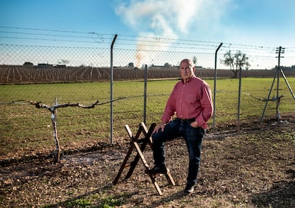 Julián García de la Galana (72 años), uno de los primeros vecinos de Daimiel que se movilizó contra la instalación de macrogranjas en el municipio. Retratado en su finca, cercana a la granja avícola, a las afueras de Daimiel.
