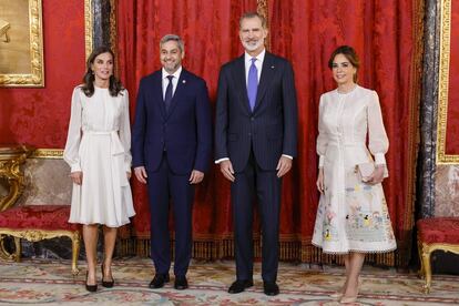 Los Reyes ofrecieron este jueves un almuerzo al presidente de Paraguay, Mario Abdo, y a la primera dama, Silvana López, en el Palacio Real, con motivo de su primera visita oficial a España desde que asumió el poder en agosto de 2018.