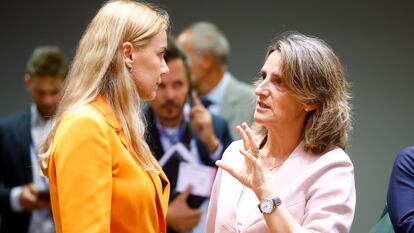 La comisaria europea de Energía, Kadri Simson, y la vicepresidenta tercera española, Teresa Ribera.