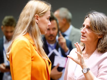 La comisaria europea de Energía, Kadri Simson, y la vicepresidenta tercera española, Teresa Ribera.