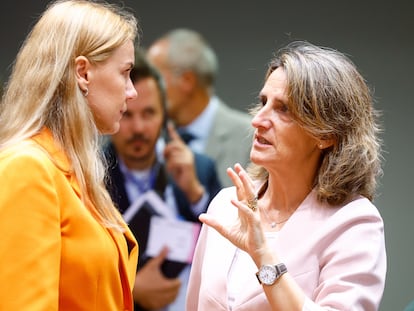La comisaria europea de Energía, Kadri Simson, y la vicepresidenta tercera española, Teresa Ribera, el septiembre pasado en Bruselas.