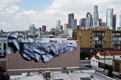 JR elige muy concinzudamente los lugares en los que realizar sus acciones, como este muro de Los Angeles.