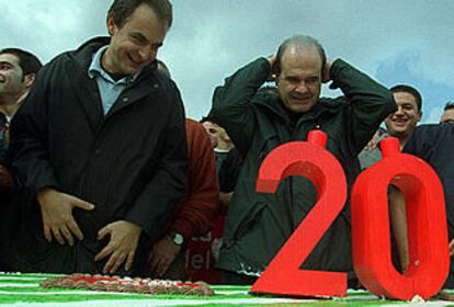 José Luis Rodríguez Zapatero y Manuel Chaves, ante una tarta del 20 aniversario del Estatuto de Autonomía.