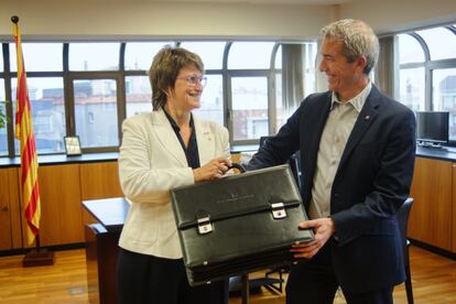 Anna Simó y Josep Gonzàlez-Cambray en el traspaso de carteras este lunes en la Conselleria de Educación
ALBERTO PAREDES - EUROPA PRESS
12/06/2023