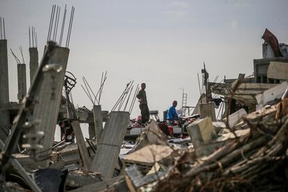 Palestinos desplazados inspeccionan sus casas en Rafah, destruidas por los ataques israelíes, este domingo. 