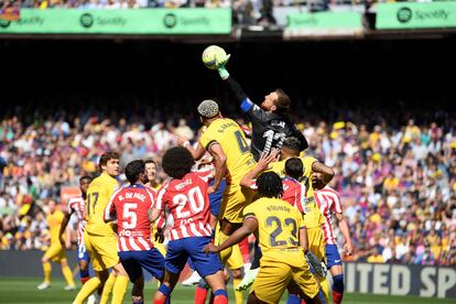 El portero del Atlético de Madrid, Jan Oblak, despeja la pelota. 