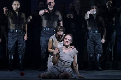 Un momento del ensayo general de la ópera 'Tejas verdes', de Jesús Torres.