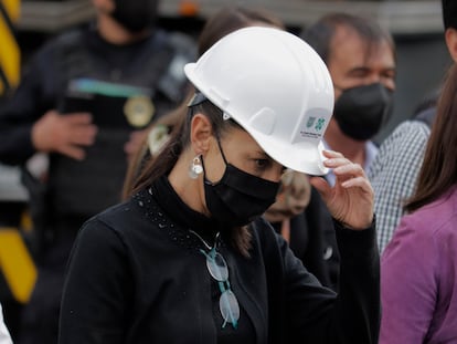 Claudia Sheinbaum, jefa de Gobierno, en una conferencia de prensa desde la zona cero del derrumbe en el metro de Ciudad de México, el 4 de mayo.