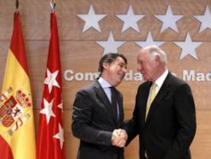 El presidente de la Comunidad de Madrid, Ignacio González (i), saluda al presidente y consejero delegado de Las Vegas Sands, Michael Leven, durante la rueda de prensa que han ofrecido hoy en la Casa de Correos de la Puerta del Sol, sede de la Presidencia del Gobierno de Madrid, en la que han anunciado que el municipio madrileño de Alcorcón albergará el complejo de ocio y casinos de Eurovegas.