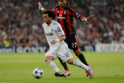 Marcelo, perseguido por Boateng en el partido del martes contra el Milan.