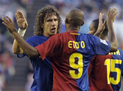 Puyol felicita a Eto&#39;o tras el gol del camerunés.