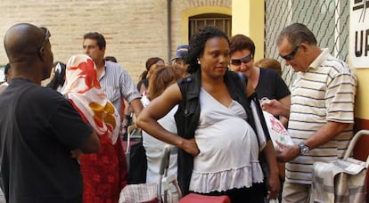 Cola para recoger comida en una asociaci&oacute;n solidaria de Valencia.