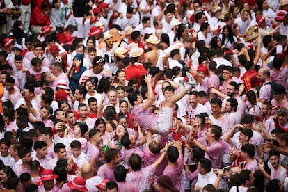 Serán 204 horas de fiesta. El tiempo no está acompañando en arranque de los festejos. Llueve sobre Pamplona y según la previsión el cielo permanecerá nuboso durante toda la mañana.