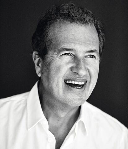 Aunque de joven "no sabía lo que era la fotografía", Mario Testino es capaz de detectar un caleidoscopio de lados buenos en cualquiera que se le ponga delante. Este es uno de los suyos (y la camisa, de Buberry).