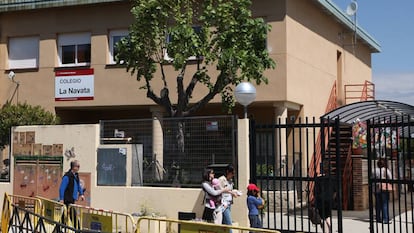 Entrada del colegio público La Navata en Galapagar, esta mañana.