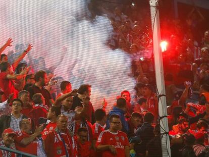 Aficionados del Benfica con bengalas en el Calder&oacute;n.