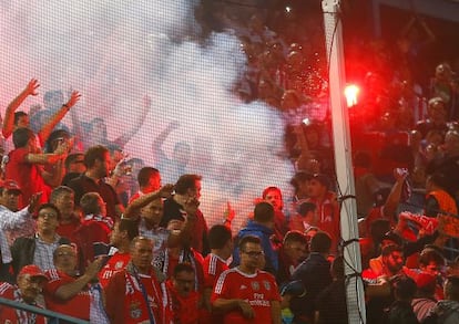 Aficionados del Benfica con bengalas en el Calder&oacute;n.