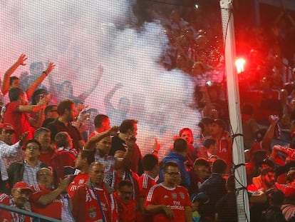 Aficionados del Benfica con bengalas en el Calder&oacute;n.