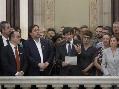 Carles Puigdemont amb membres del Govern, després d'aprovar la declaració d'independència.