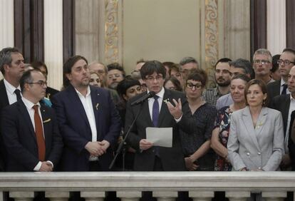 Carles Puigdemont amb membres del Govern, després d'aprovar la declaració d'independència.