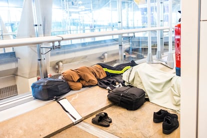 Two migrants sleep in a hallway in the transit area of Barajas’ T4.