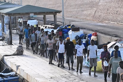 Migrantes rescatados por la Guardia Costera italiana llegan a Lampedusa, el pasado 18 de septiembre.