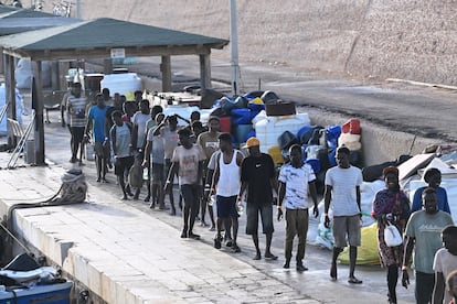 Migrantes llegados este lunes a Lampedusa.